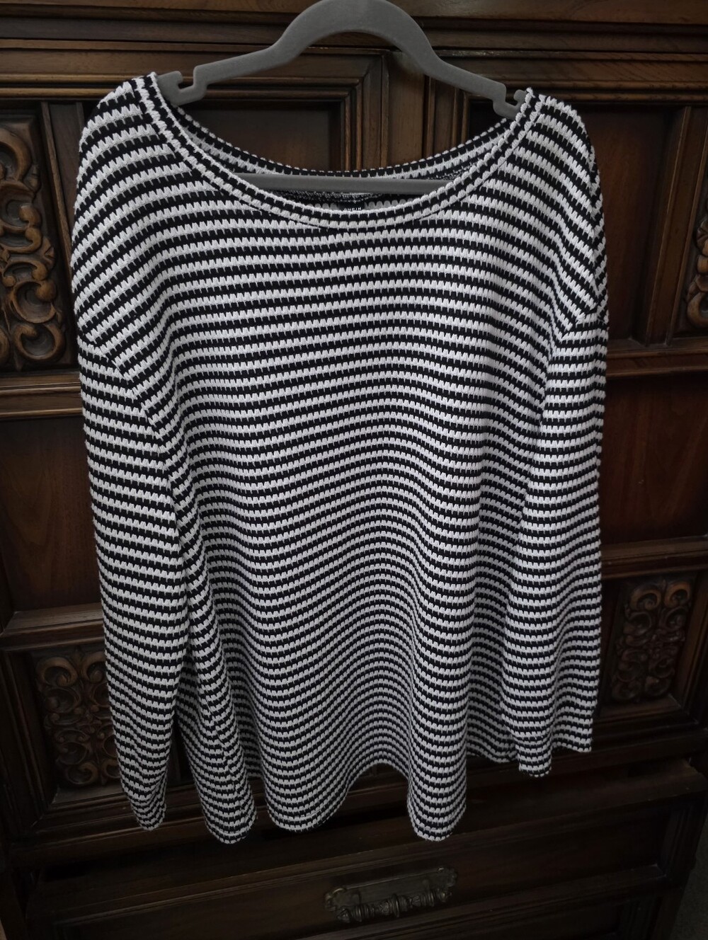 Black & White Lightweight Long Sleeve Tee. Measurements Provided.